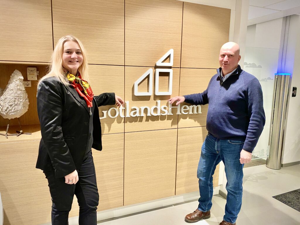 Therése Lindström från Gotlands Stadsmission, och Joakim Martell, vd på Gotlandshem, har enats om det nya samarbetsavtalet.